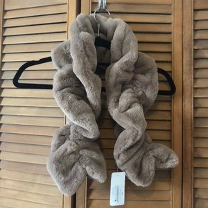 Scrunched tan scarf, faux fur